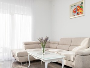 House | Living room - Mihael Holiday House - Three Bedroom Holiday Home With Jacuzzi (Zadar)