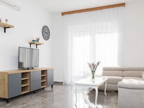 House | Living room - Mihael Holiday House - Three Bedroom Holiday Home With Jacuzzi (Zadar)