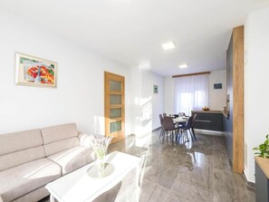 House | Living room - Mihael Holiday House - Three Bedroom Holiday Home With Jacuzzi (Zadar)