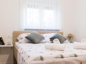 House - Mihael Holiday House - Three Bedroom Holiday Home With Jacuzzi (Zadar)