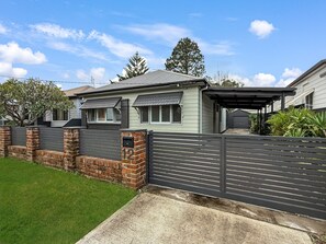 Exterior - Spacious 3-bedroom Home With Private Pool & BBQ (Newcastle)