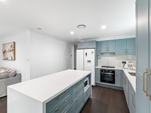 Private kitchen - Spacious 3-bedroom Home With Private Pool & BBQ (Newcastle)