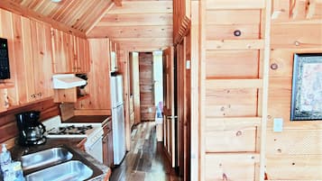 Deluxe Cabin, Non Smoking, Private Bathroom | In-room dining