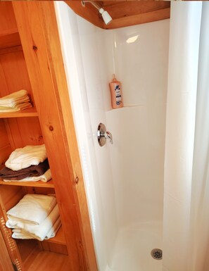 Deluxe Cabin, Non Smoking, Private Bathroom | Bathroom | Shower