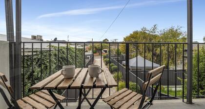 3-bed Campbelltown Stay With Private Balcony