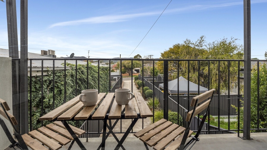 3-bed Campbelltown Stay With Private Balcony