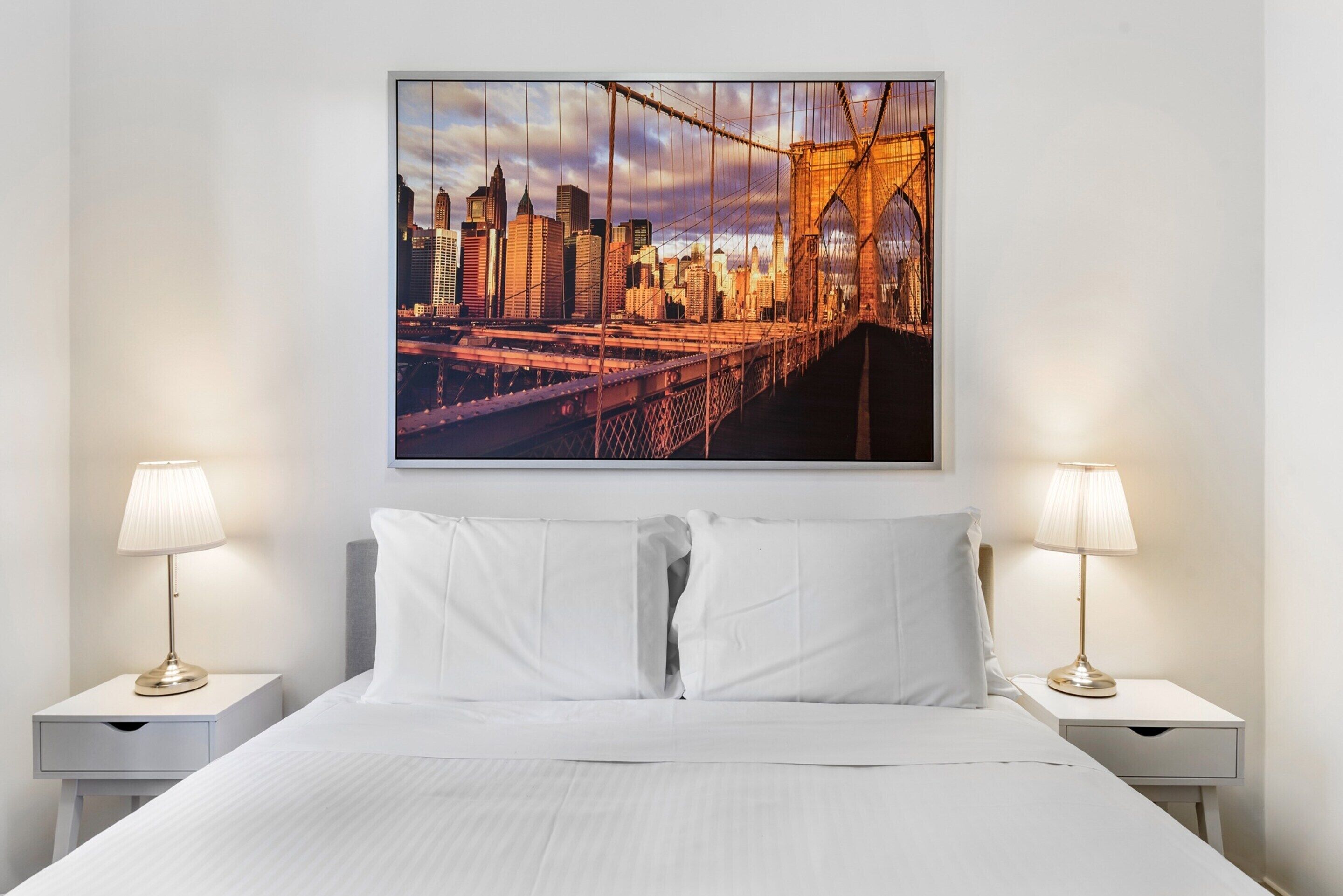 2 عدّة غرف نوم ومكواة/لوح كي وملاءات أسرّة