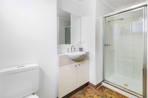 Appartement | Salle de bain | Séchoir à cheveux, serviettes fournies, savon, shampooing