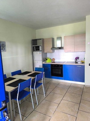 Condo, 2 Bedrooms, Garden View | Private kitchen