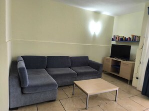 Condo, 2 habitaciones, vista al jardín | Área de sala de estar