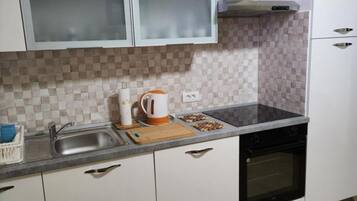 Studio (Studio Apartment (A3)) | Private kitchen | Fridge