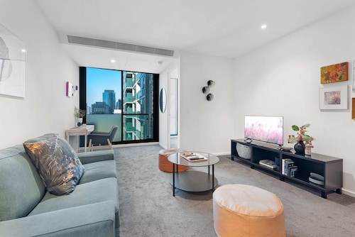 Chic Apartment In Melbournes Heart