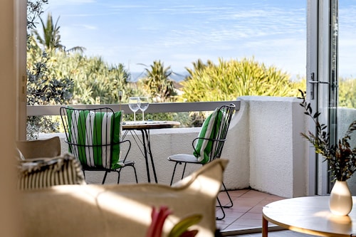 2-bed Coastal Haven With Pool by Sunshine Beach