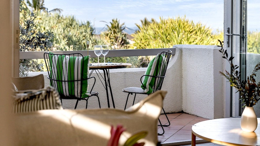 2-bed Coastal Haven With Pool by Sunshine Beach