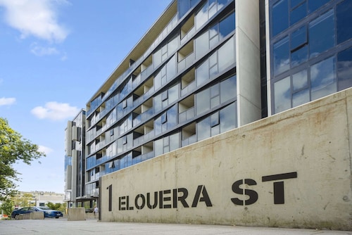 Chic Inner-city 2-bed Abode With Pool, Gym & Sauna