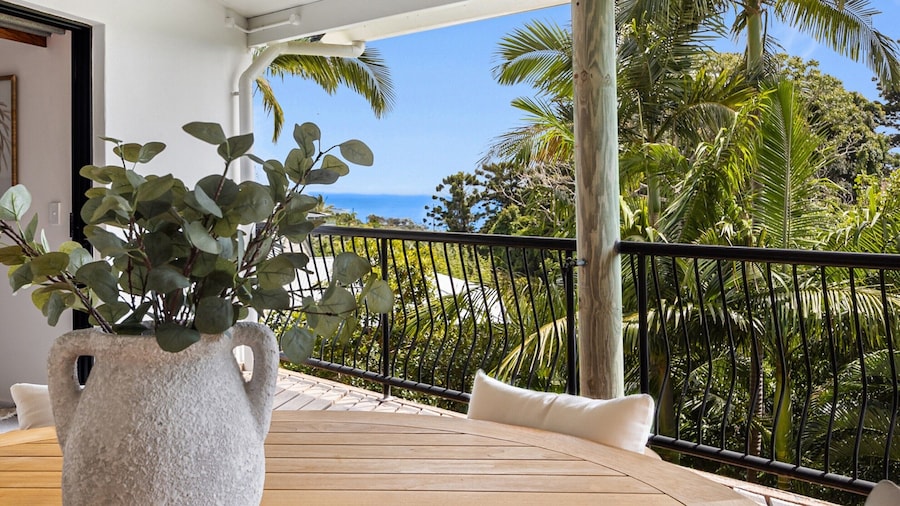 Beachside 4-bed Retreat With Study Nook & Views