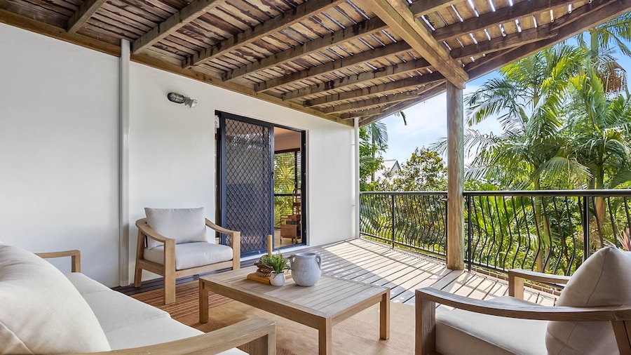 Beachside 4-bed Retreat With Study Nook & Views