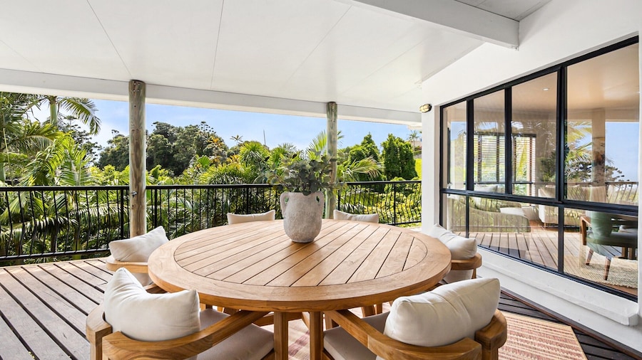 Beachside 4-bed Retreat With Study Nook & Views