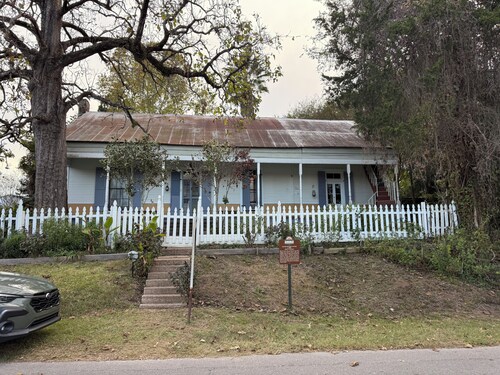Historic  3-bedroom house with AC in Washington