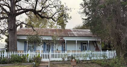 Historic 3-bedroom house with AC in Washington