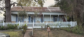 Historic 3-bedroom house with AC in Washington