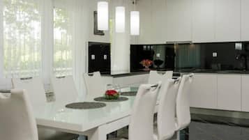 Villa (Villa Ante with Outdoor Pool) | Dining room