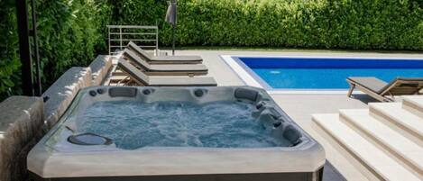 Vila (Villa Antonija with Outdoor Pool) | Piscina | Piscina externa sazonal, guarda-sóis, espreguiçadeiras
