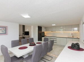 Villa (Villa Ante with Outdoor Pool) | Dining room