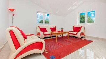 Biệt thự (Four Bedroom Villa with the pool) | Phòng khách | TV màn hình phẳng 32-inch có truyền hình cáp, bàn bóng bàn