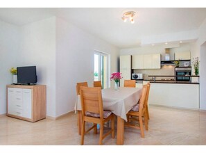 Villa (Four Bedroom Villa with the pool) | Esszimmer