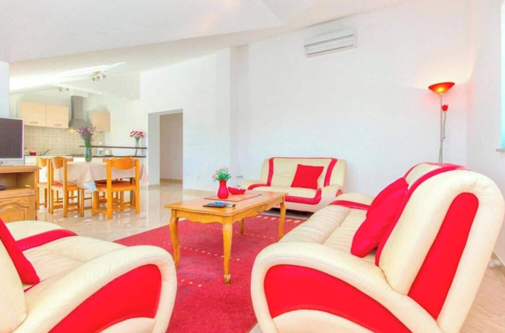 Biệt thự (Four Bedroom Villa with the pool) | Phòng khách | TV màn hình phẳng 32-inch có truyền hình cáp, bàn bóng bàn 