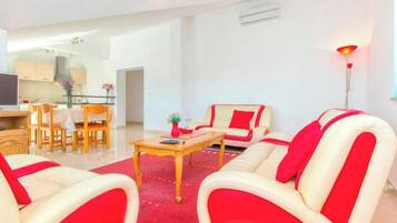 Biệt thự (Four Bedroom Villa with the pool) | Phòng khách | TV màn hình phẳng 32-inch có truyền hình cáp, bàn bóng bàn