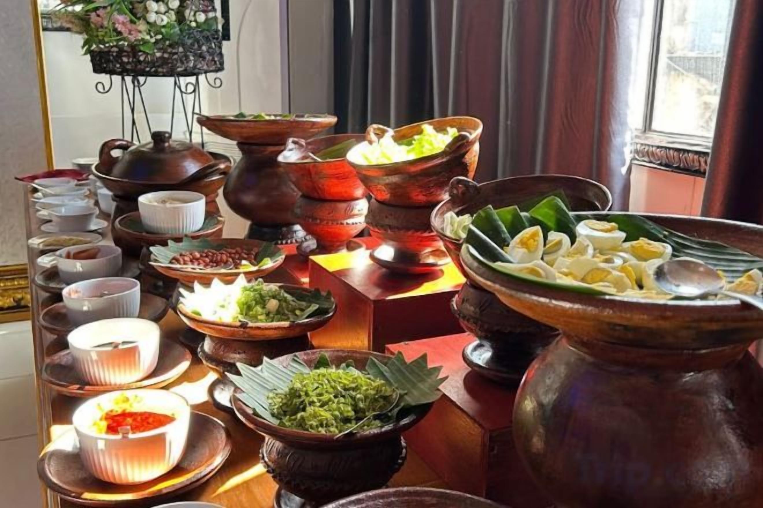On peut voir une variété d’assiettes et de plats sur une table, probablement préparés pour un repas ou un buffet.