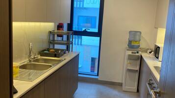 Frigorifero con congelatore, microonde, forno