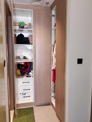 خزانة ملابس