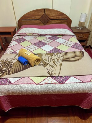 8 bedrooms, WiFi, bed sheets - Centrally located building perfect for tours with all services and amenities. (Cusco)