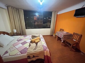 Room - Centrally located building perfect for tours with all services and amenities. (Cusco)