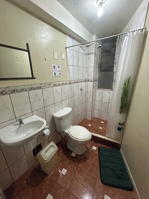 Haartrockner, Handtücher, Seife, Toilettenpapier