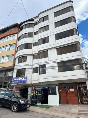 Exterior - Centrally located building perfect for tours with all services and amenities. (Cusco)