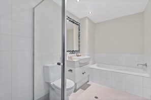 Apartamento | Baño | Bañera, secador de pelo, toallas y jabón