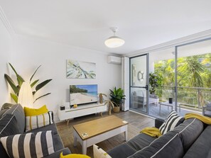 Apartment | Living room - Bright 2-bed Apartment Near Narrabeen Beach (Sydney)