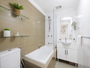 Appartamento | Bagno | Vasca, asciugacapelli, asciugamani, sapone