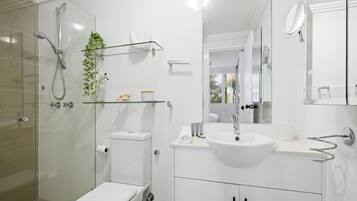 Apartment | Bathroom | Bathtub, hair dryer, towels, soap