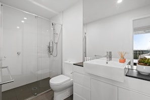 Apartment | Badezimmer | Haartrockner, Handtücher, Seife, Shampoo