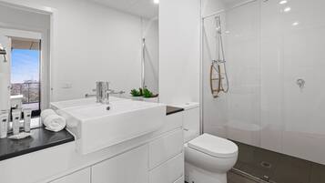 Apartment | Badezimmer | Haartrockner, Handtücher, Seife, Shampoo