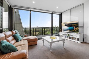 Apartment | Living room - A Taste of Paradise in Inner City Suburbia (Melbourne)