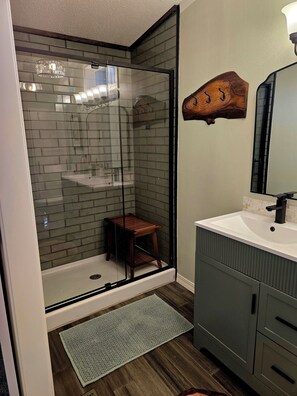 Dusche, Handtücher, Seife, Toilettenpapier