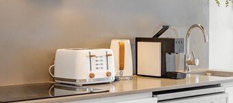 Stylish West End Stay With Rooftop Pool & BBQ