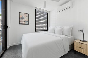 Apartment | 2 bedrooms, iron/ironing board, bed sheets - Stylish West End Stay With Rooftop Pool & BBQ (Brisbane)