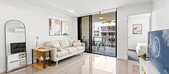 Stylish West End Stay With Rooftop Pool & BBQ